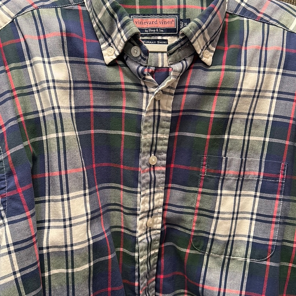 Men’s vineyard Vines flannel button down.